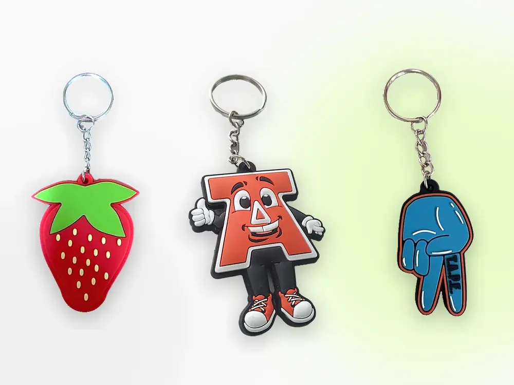 Tre portachiavi PVC 2D sagomati: fragola, lettera A mascotte e mano blu