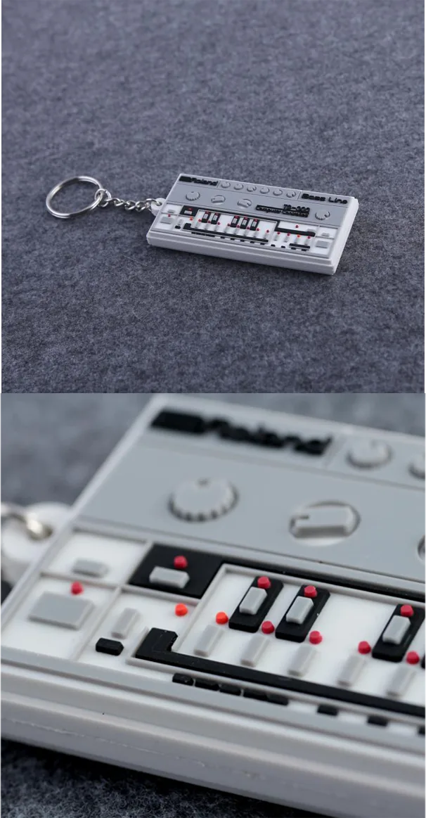 Portachiavi PVC a forma di drum machine grigia con tasti stampati, esempio di dettagli su un portachiavi personalizzato