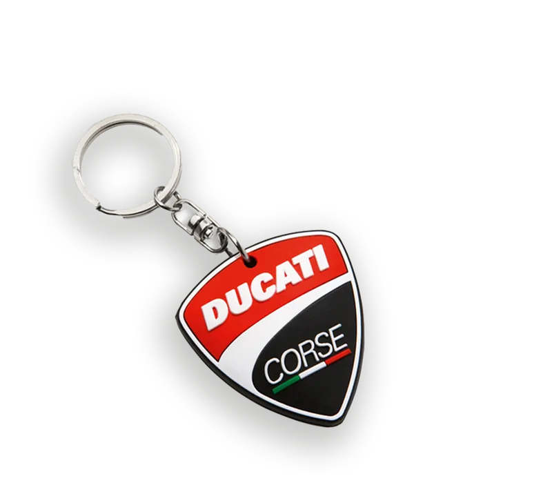 Portachiavi PVC 2D logo in rilievo: Portachiavi PVC 2D a scudo rosso, nero e bianco con logo sportivo in rilievo