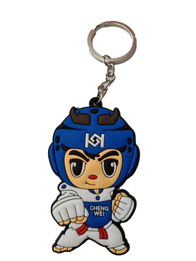 Portachiavi PVC sagomato a mascotte con casco blu e tuta bianca, logo in rilievo sul casco