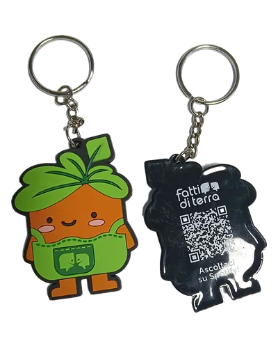 Portachiavi PVC 2D a mascotte carota con cappello verde, retro nero con QR code stampato