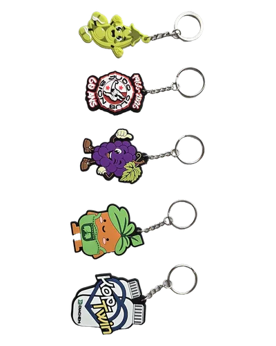 Cinque portachiavi personalizzati in PVC 2D con anello in metallo: mascotte verde lime, stemma tondo del club di judo, grappolo d'uva, mascotte con foglie e flacone sagomato