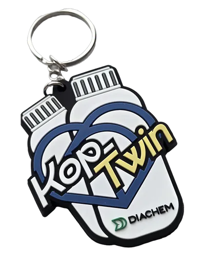 Portachiavi personalizzato in PVC 2D sagomato come un flacone doppio con logo blu e bianco in rilievo, anello in metallo
