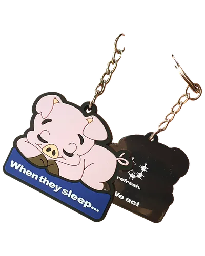 Portachiavi PVC 2D a maialino rosa che dorme su una fascia blu, retro nero con scritta bianca