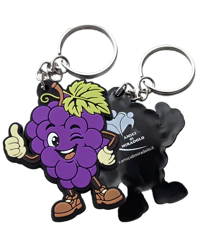 Portachiavi personalizzato in PVC 2D a mascotte grappolo d'uva viola con foglie verdi e scarpe marroni: fronte a colori e retro nero con il logo stampato in bianco, anello in metallo