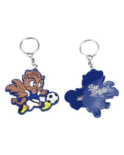 Portachiavi PVC 2D a orsetto calciatore in maglia blu con pallone, fronte a colori e retro blu con logo del club